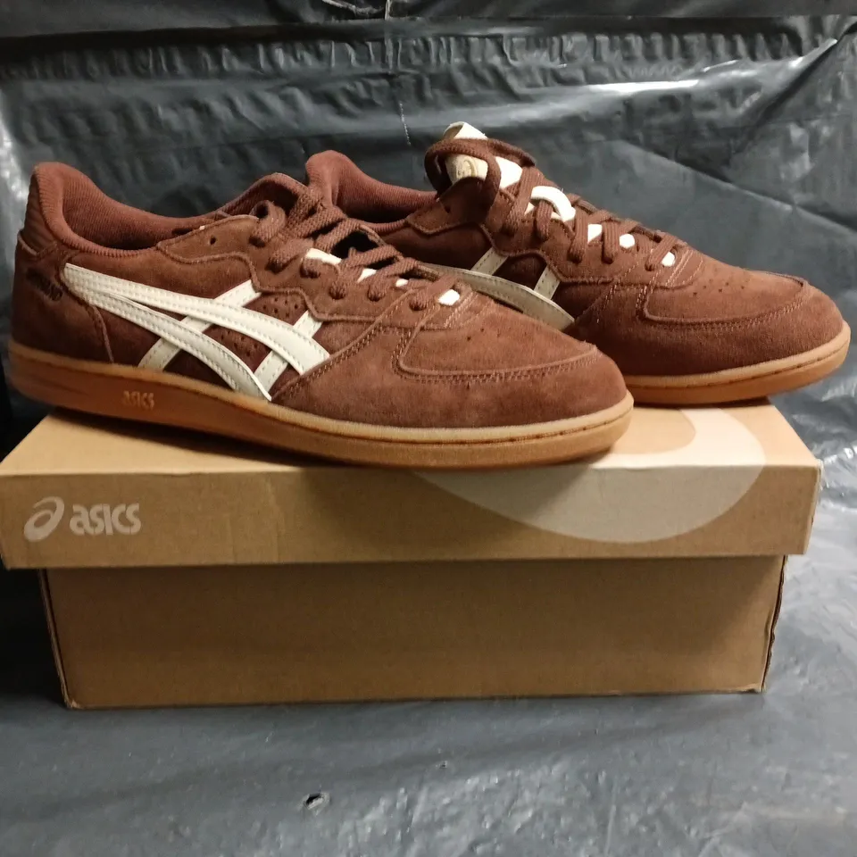BOXED PAIR OF ASICS SKYHAND OG TRAINERS IN BROWN/CREAM SIZE UK 7