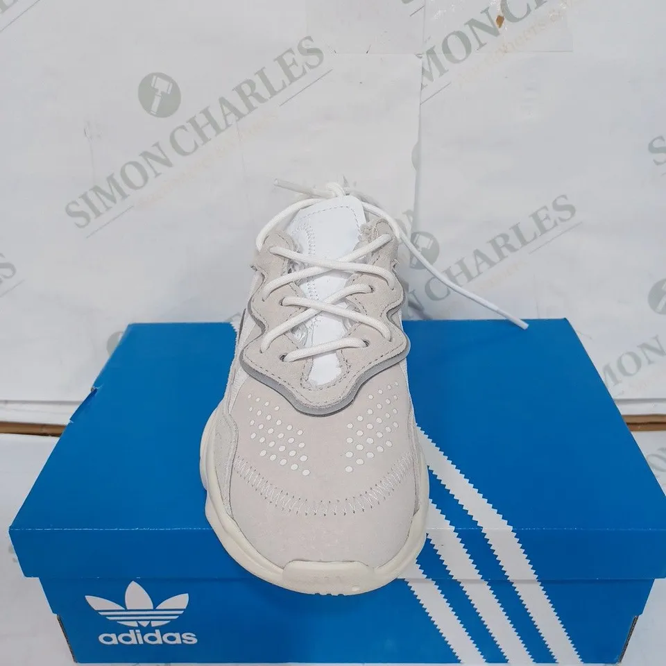 BOXED PAIR OF ADIDAS OZWEEGO CHILDRENS TRAINERS - WHITE / SIZE: CHILDS 13.5 UK 