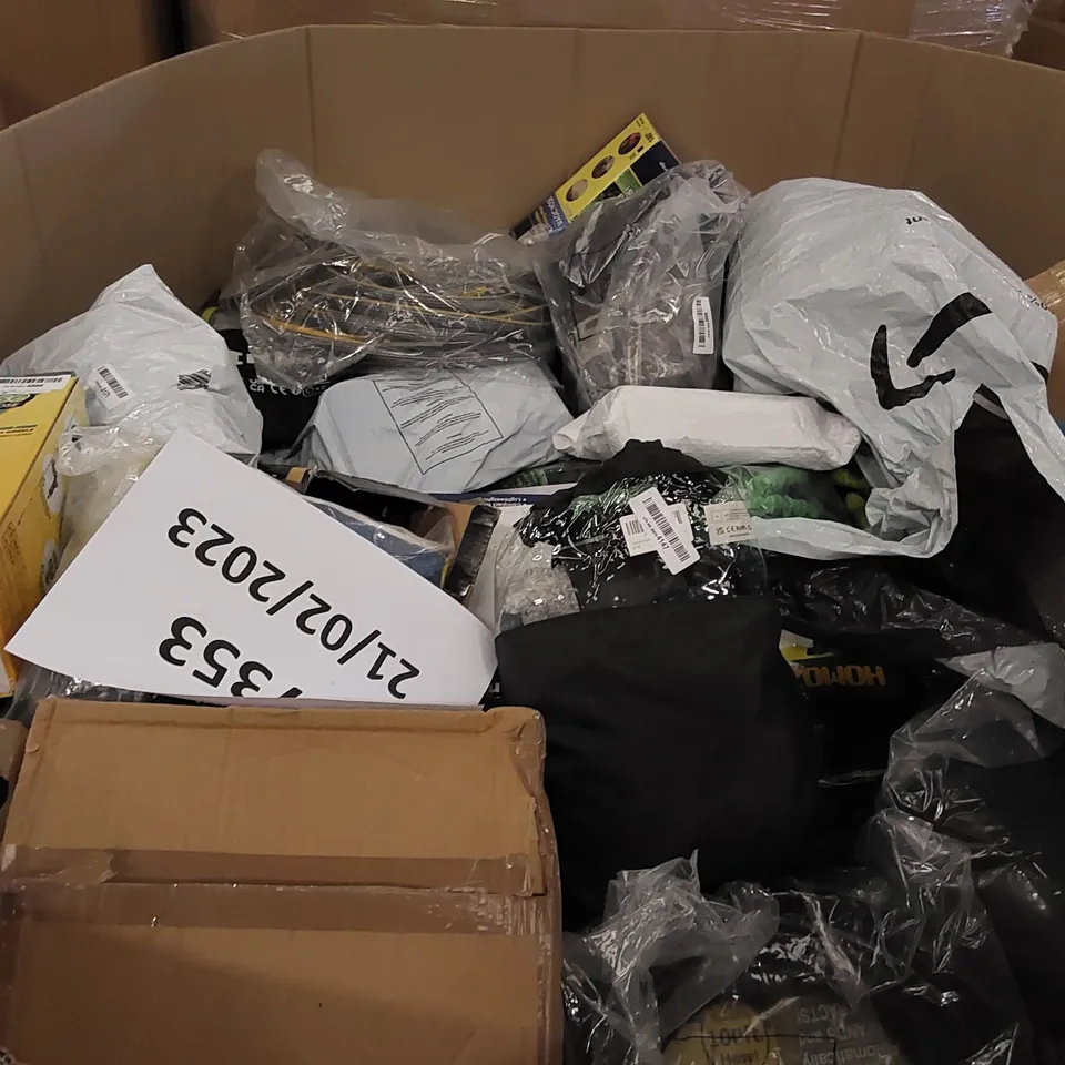 PALLET OF ASSORTED ITEMS INCLUDING: HOSE PIPES, AQUARIUM WATER CHANGER