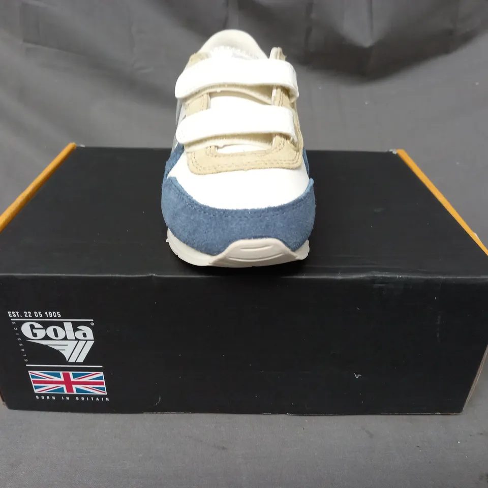 BOXED PAIR OF GOLA DAYTONA KIDS SHOES IN WHITE/BALTIC/SILVER UK SIZE 11
