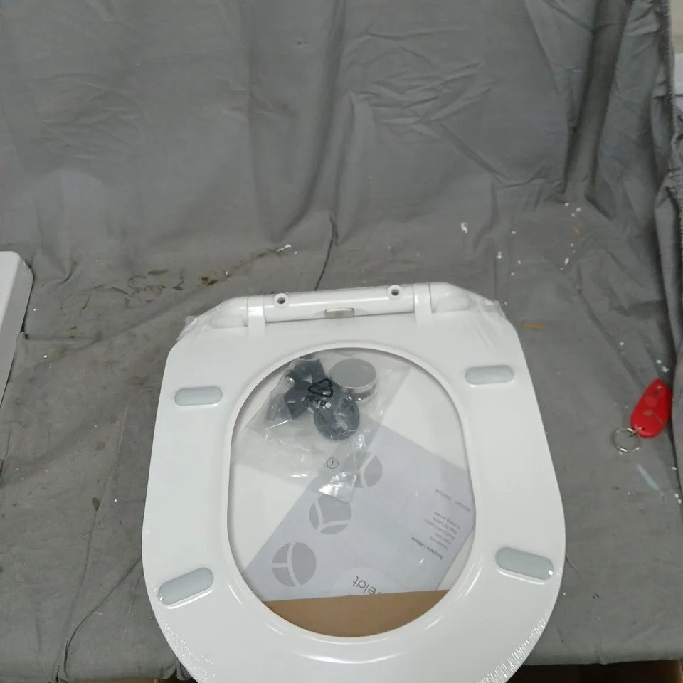 WHITE TOILET SEAT WITH LID AND FITTINGS – STANDARD SIZE