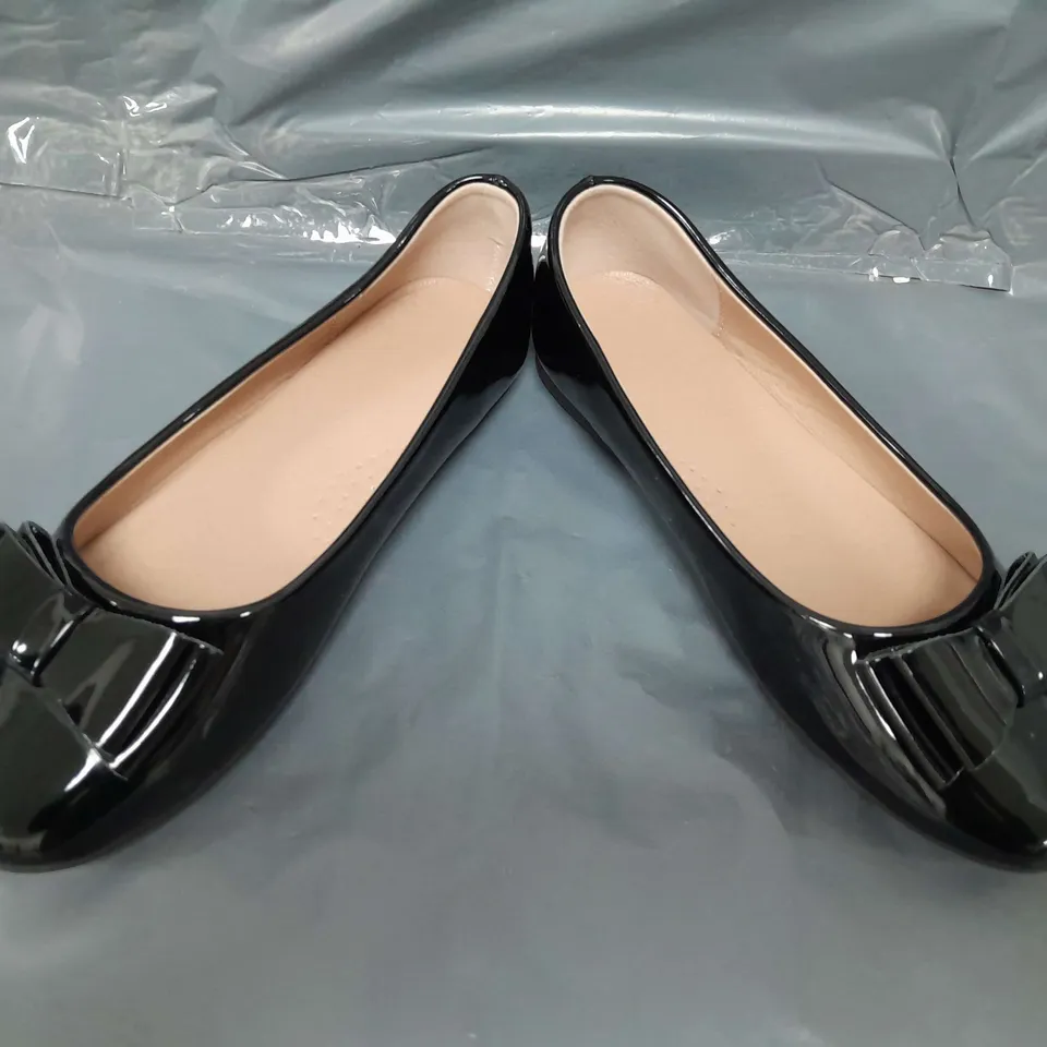 BOXED PAIR OF DESIGNER FLAT SLIP-ON SHOES IN GLOSSY BLACK W. BOW DETAIL EU SIZE 36