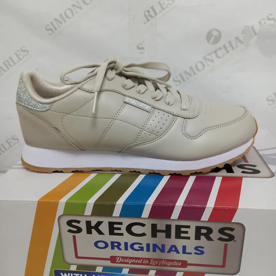 SKECHERS OLD SCHOOL TRAINER IN TAUPE SIZE 6