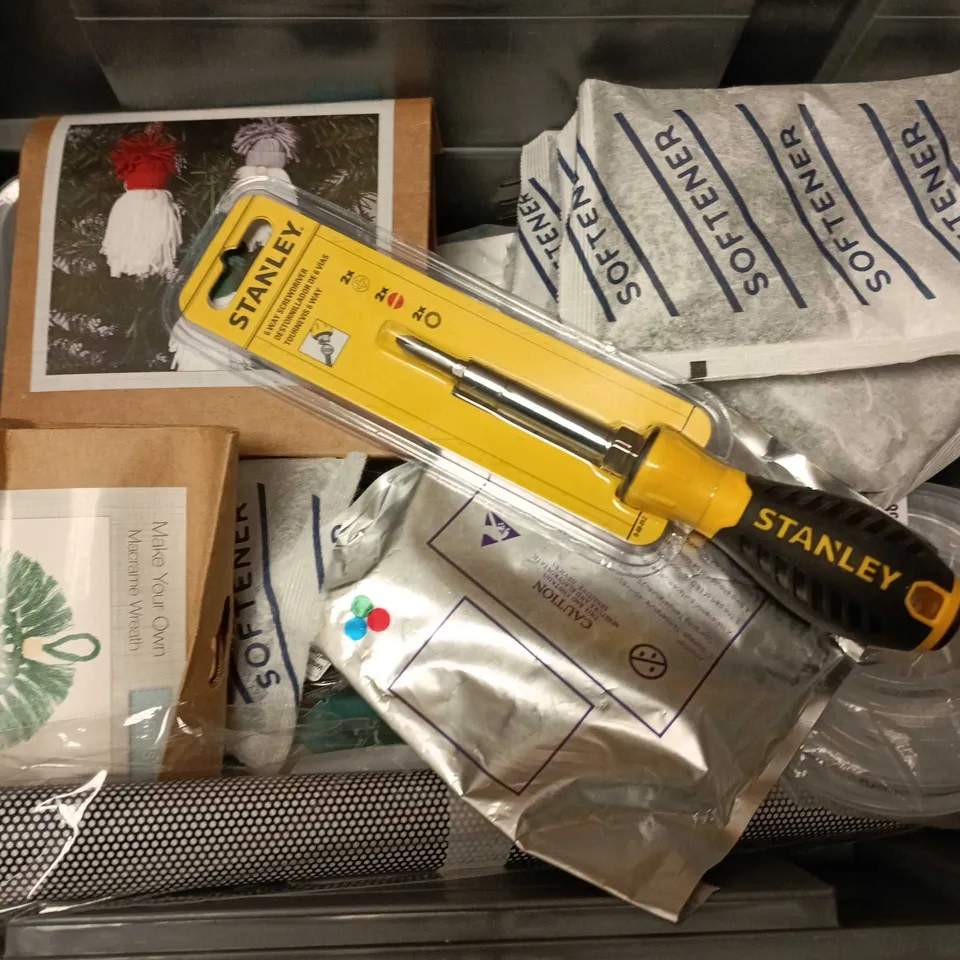 APPROXIMATELY 15 ASSORTED HOUSEHOLD ITEMS TO INCLUDE STANLEY 6 WAY SCREWDRIVER, 3DOODLER, MAKE YOUR OWN GONKS, ETC