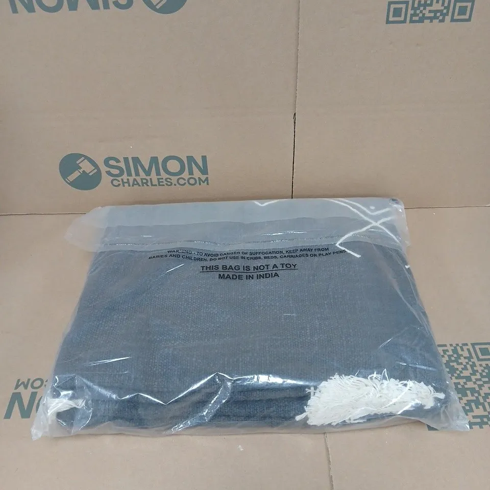 SERENITY NIGHT - EMBROIDERED THROW WITH 2 CUSHION COVERS. BLACK