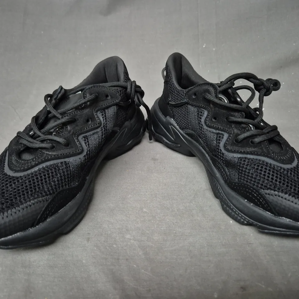 BOXED PAIR OF ADIDAS OZWEEGO ADIPRENE SHOES IN BLACK UK SIZE 5