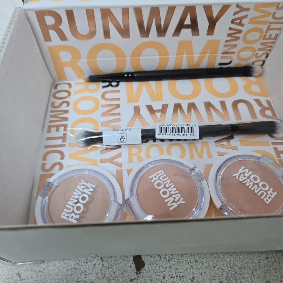 RUNWAY ROOM COSMETICS MAKE-UP SET WITH BRUSH – 3 ROUND COMPACTS IN BOX