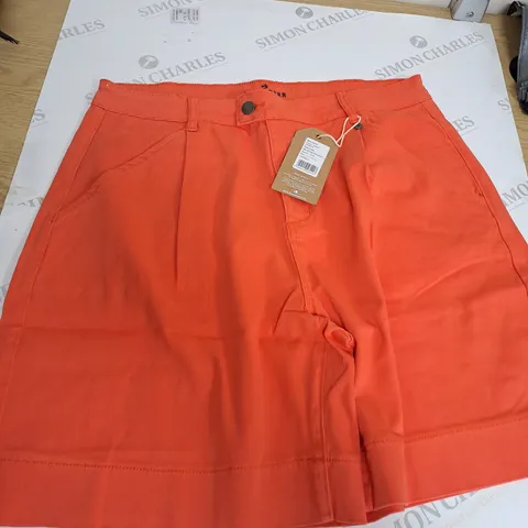 BRAKEBURN PLEAT FRONT SHORTS SIZE 16
