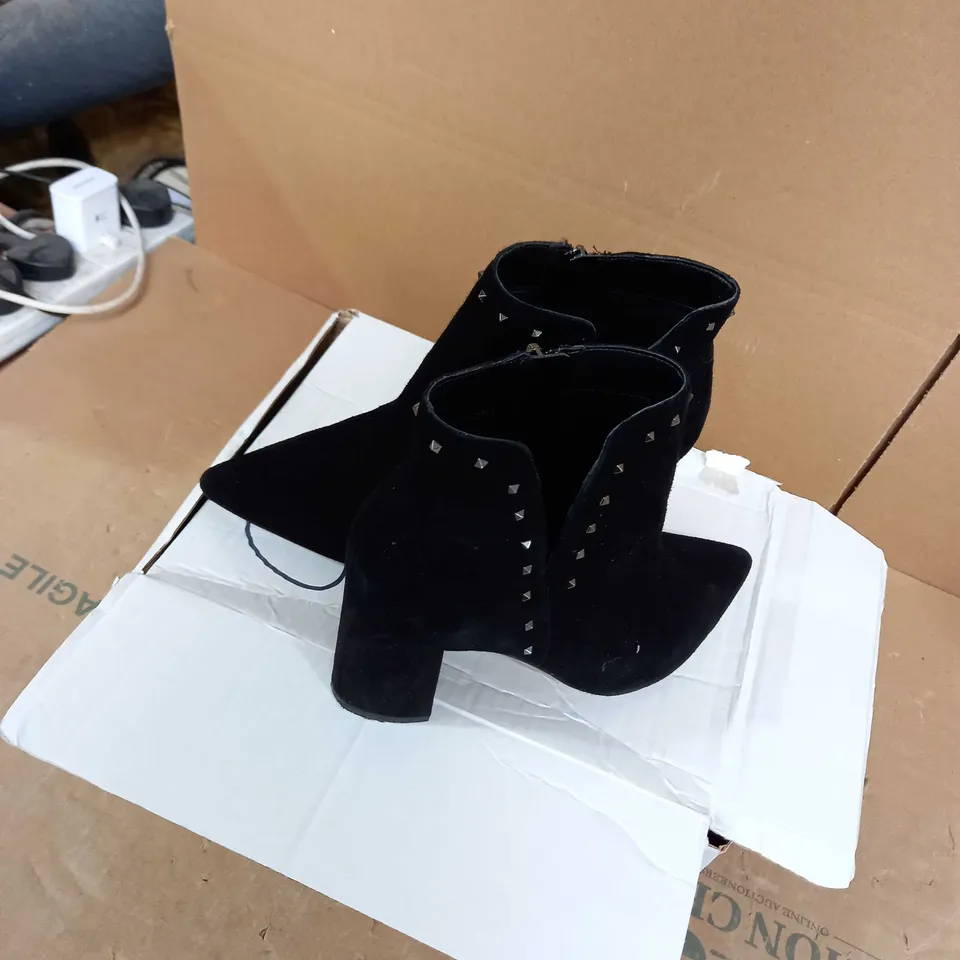 MF CLIENT ANKLE BOOT SIZE 5 