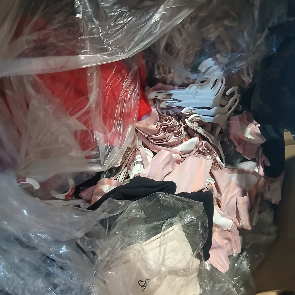 LARGE PALLET OF ASSORTED CLOTHING AND ACCESSORIES