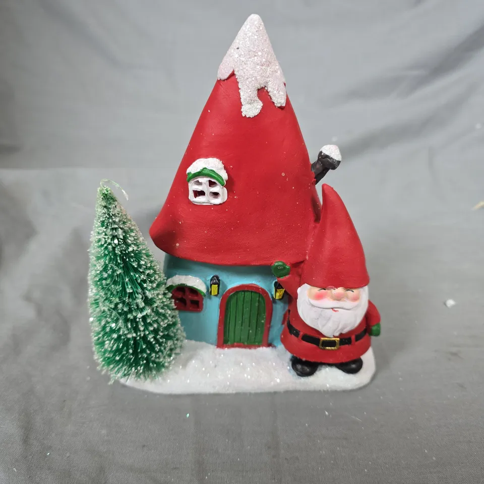 APPROXIMATELY 16 CHRISTMAS SHOP LIGHT UP HOUSE WITH SANTA CHRISTMAS DECORATIONS 