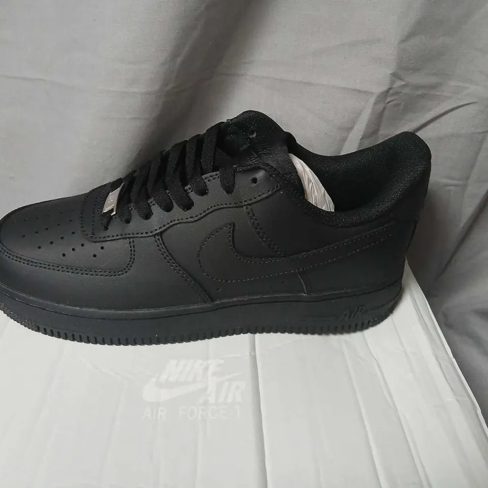 NIKE AIR FORCE 1 '07 BLACK TRAINERS – UK SIZE 6