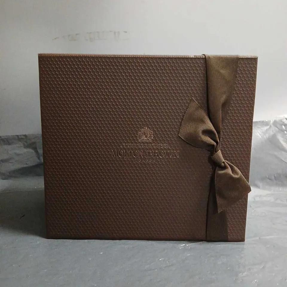 SEALED MOLTON BROWN FESTIVE GIFT BOX 