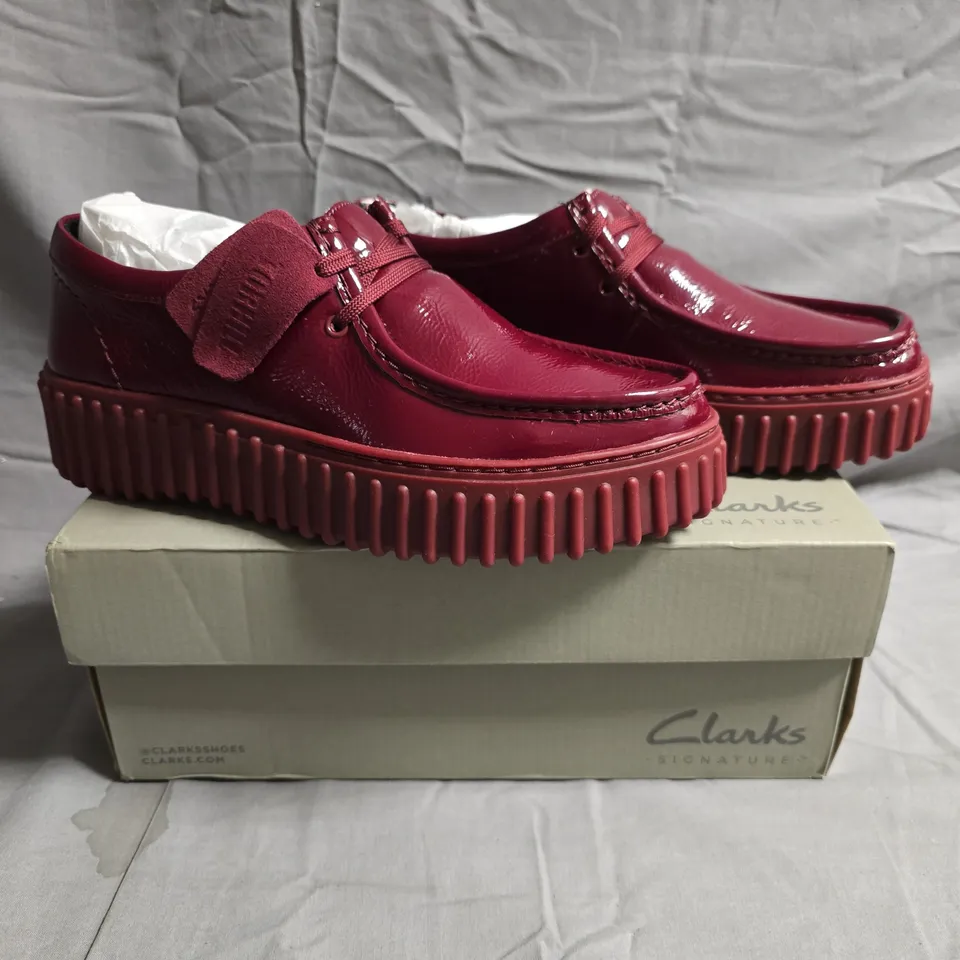 BOXED PAIR OF CLARKS SIGNATURE TORHILL BEE FLATFORM SHOES IN BURGUNDY SIZE 6