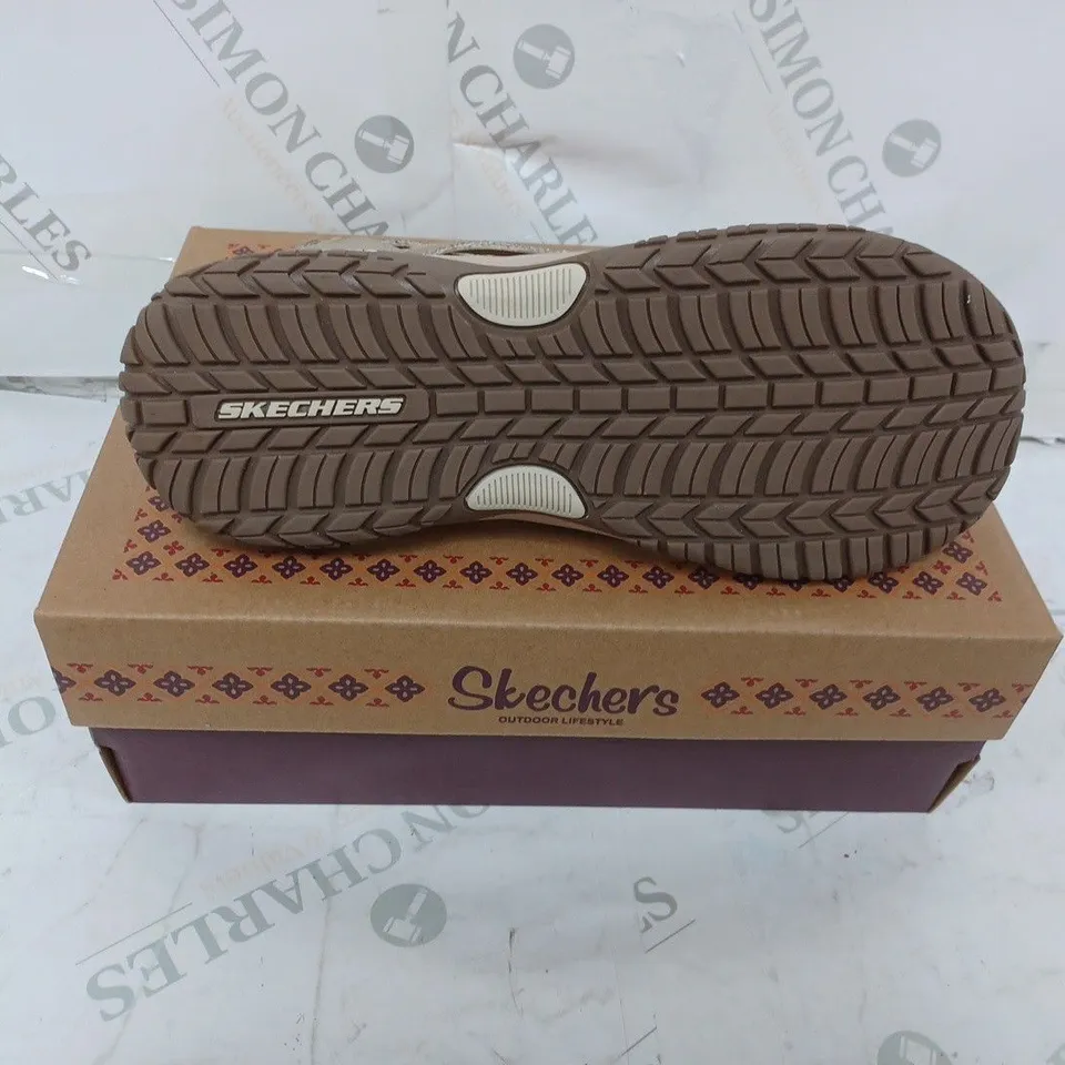 BOXED PAIR OF SKECHERS WALKING SANDALS SIZE 6
