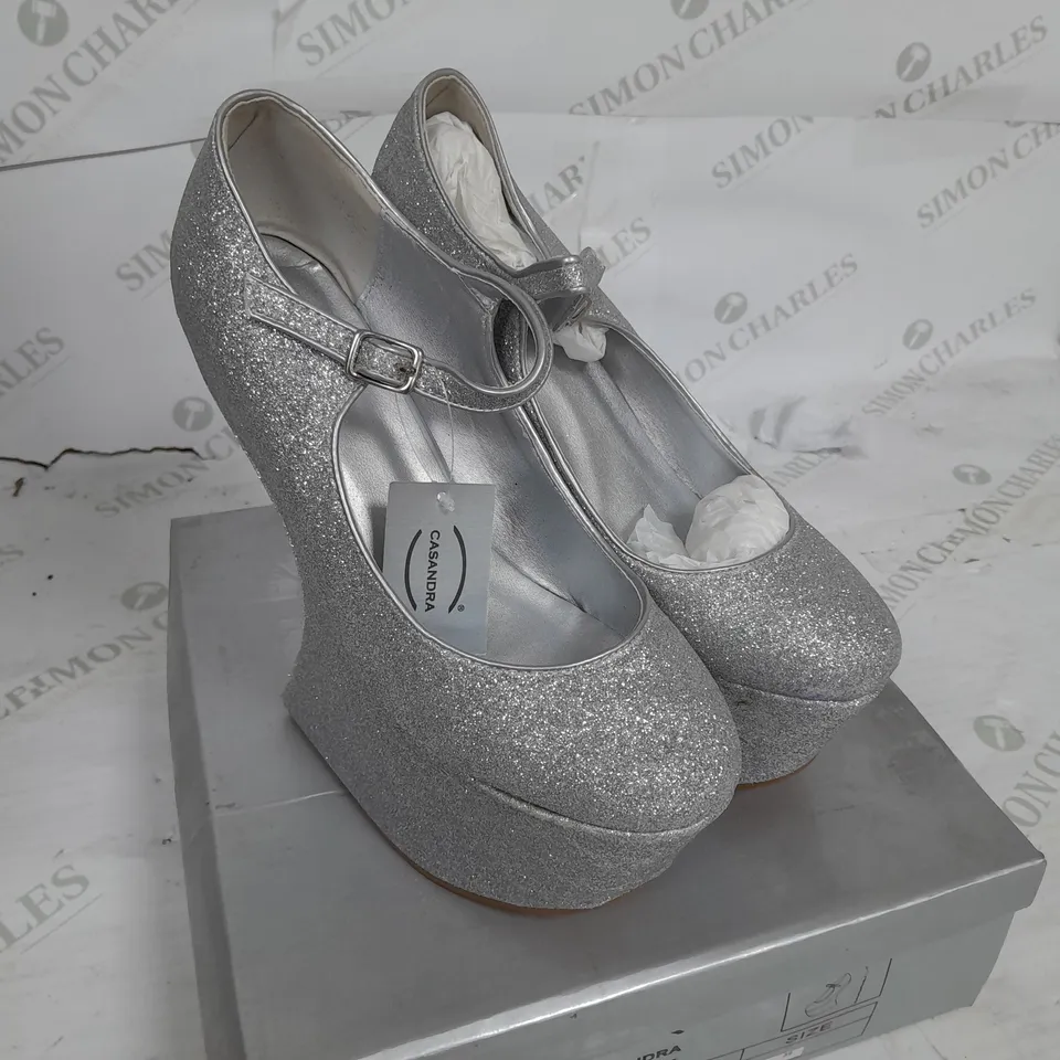 BOXED PAIR OF CASANDRA PLATFORM STRAP SHOE IN SILVER GLITTER SIZE 6