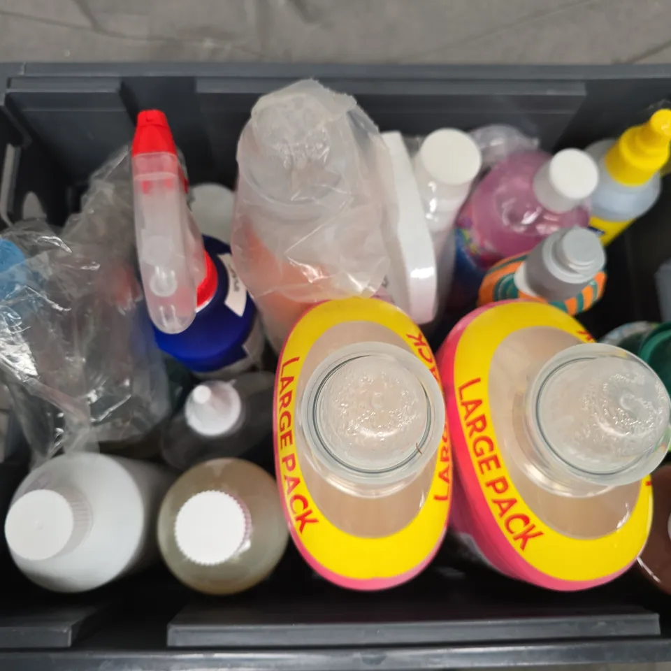 APPROXIMATELY 12 ASSORTED LIQUIDS TO INCLUDE YASS CLEAN CHERY BLOSSOM FABRIC FRESHENER, COMFORT SCENT BOOSTER, DIGESTA DRAIN CLEANER, ETC - COLLECTION ONLY
