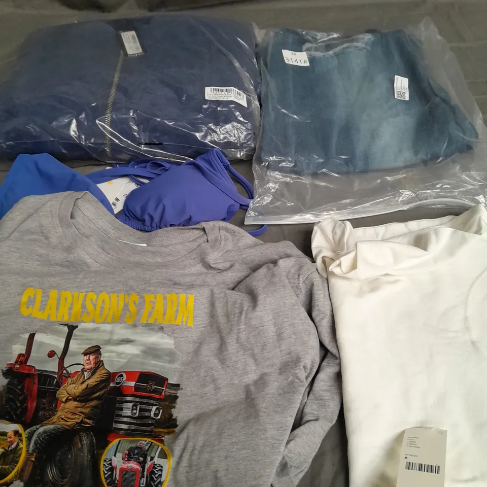 BOX OF APPROXIMATELY 25 ASSORTED CLOTHING ITEMS TO INCLUDE - T-SHIRT , SWIMSUIT BRA  , JACKET ECT