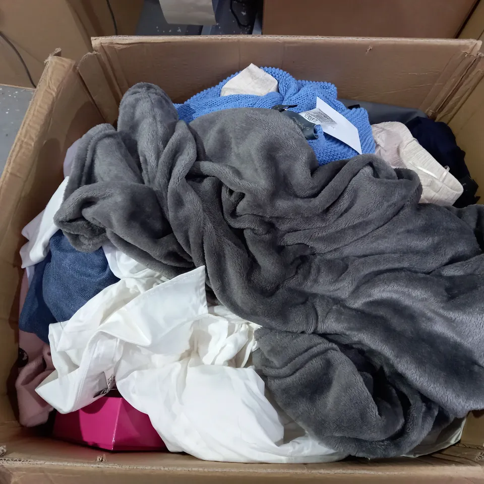 BOX OF APPROX 15 ASSORTED CLOTHING ITEMS INCLUDING TROUSERS, TOPS AND SHOES 