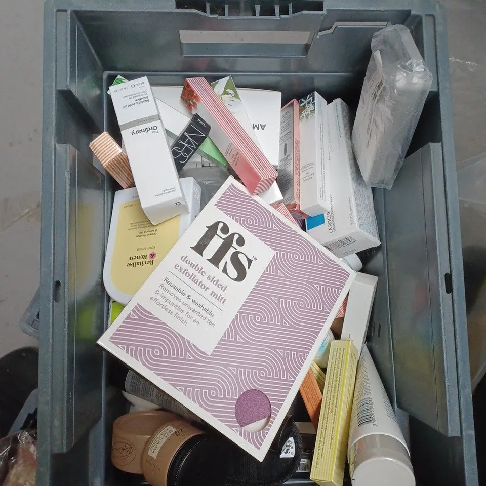 APPROXIMATELY 20 ASSORTED COSMETIC PRODUCTS TO INCLUDE BEAUTY WORKS MIRACLE SPRAY, MAYBELLINE SKY HIGH MASCARA AND THE BODY SHOP DROPS OF YOUTH