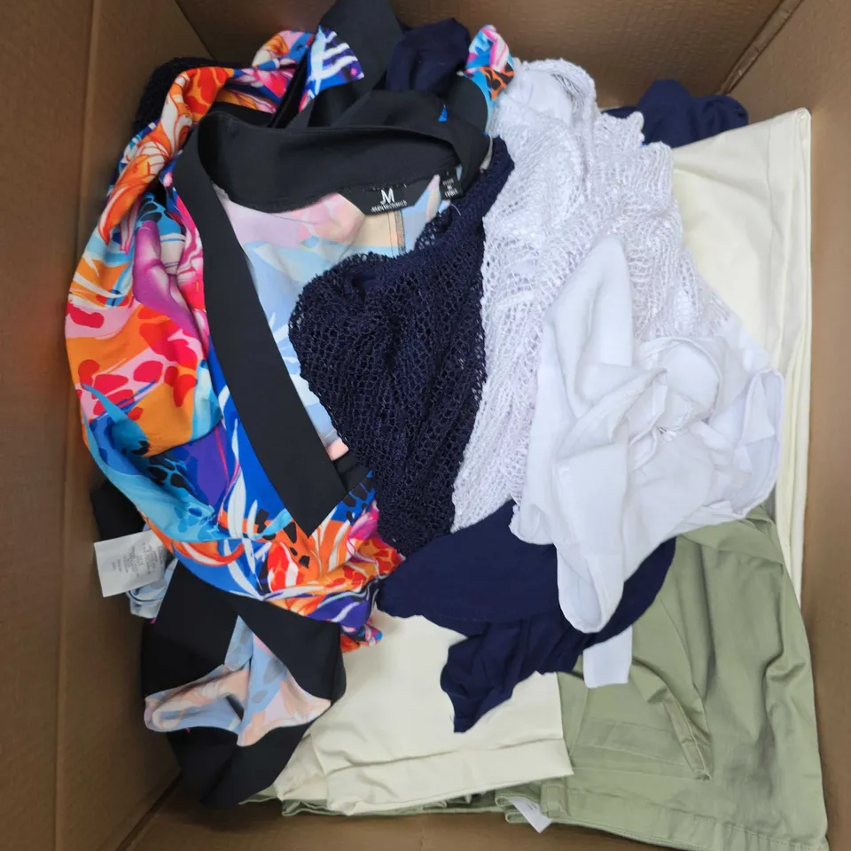 APPROXIMATELY 20 ASSORTED WOMENS CLOTHING PRODUCTS IN VARIOUS BRANDS TO INCLUDE DRESSES, TOPS, PANTS ETC