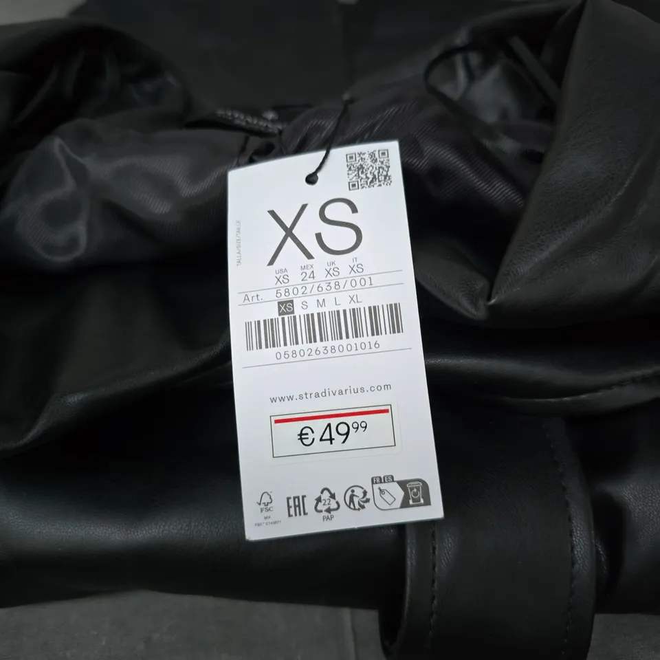 STRADIVARIUS BLACK LEATHER-LOOK BELTED COAT – XS (UK XS)