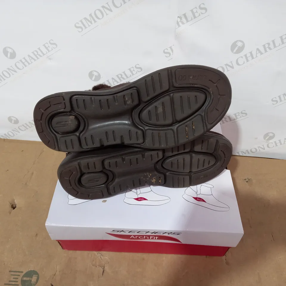 BOXED PAIR OF SKECHERS BROWN BOOTS- SIZE 6