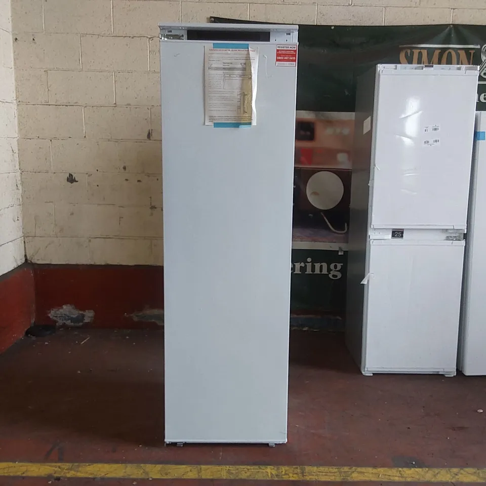 CDA FW822 INTEGRATED FULL HEIGHT LARDER FRIDGE