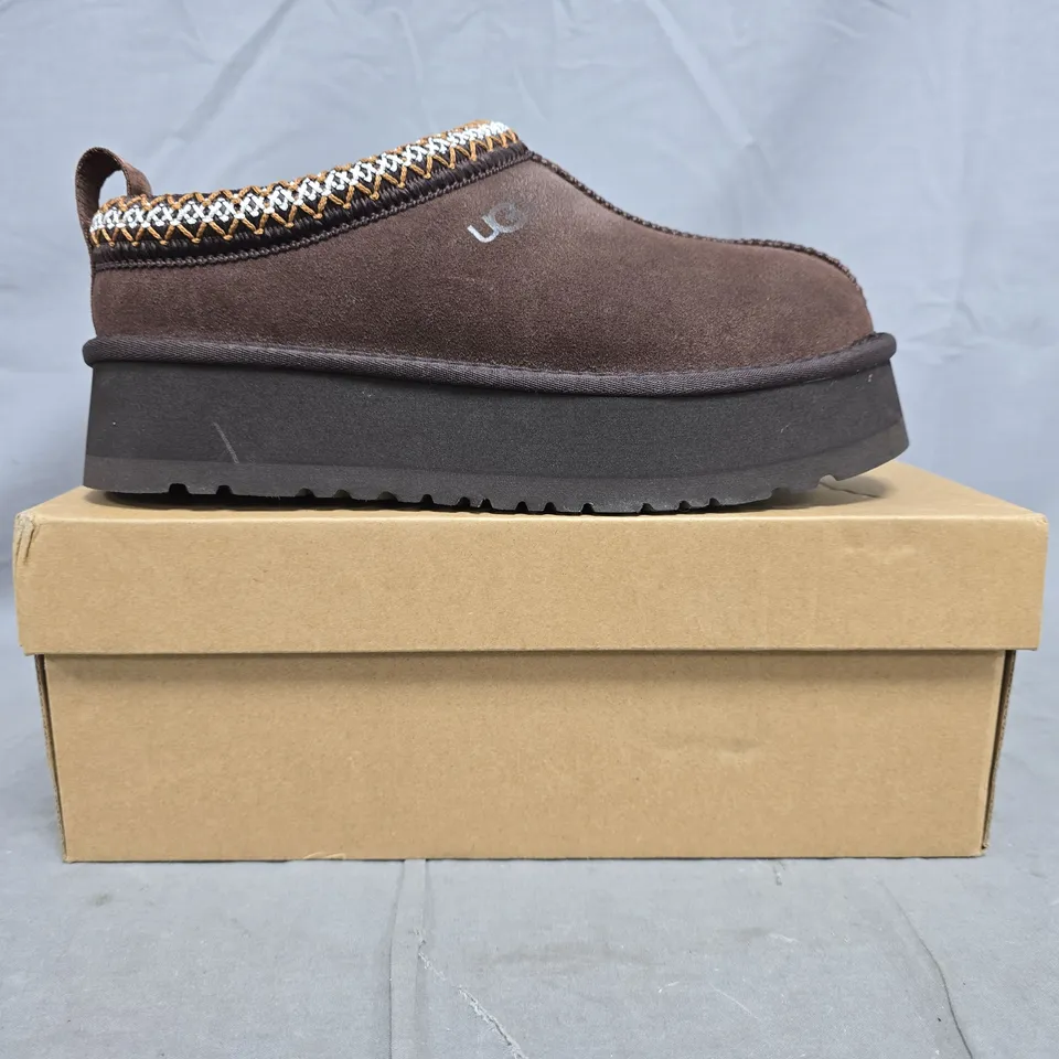 BOXED PAIR OF UGG CLASSIC MINI SHOES IN COFFEE SIZE UK 5.5