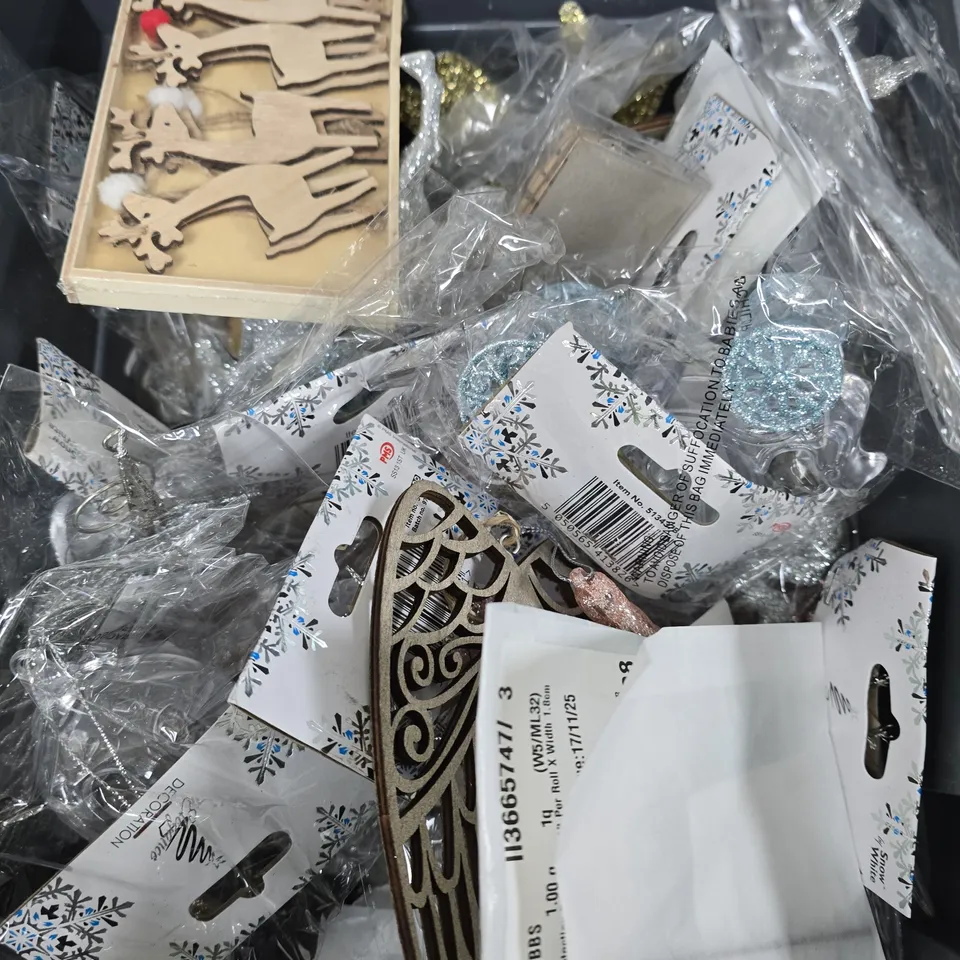 APPROXIMATELY 20 ASSORTED HOUSEHOLD ITEMS TO INCLUDE CHRISTMAS DECOR, STRING LIGHTS, PLIERS ETC  