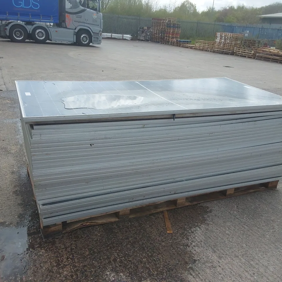 PALLET CONTAINING A LARGE QUANTITY OF SOLAR PANELS
