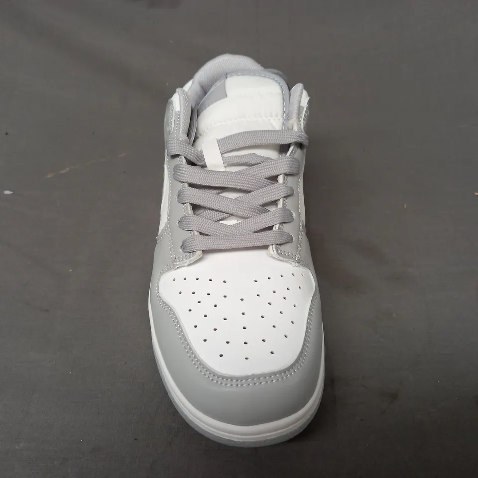 BOXED PAIR OF NIKE SHOES IN GREY/WHITE UK SIZE 7