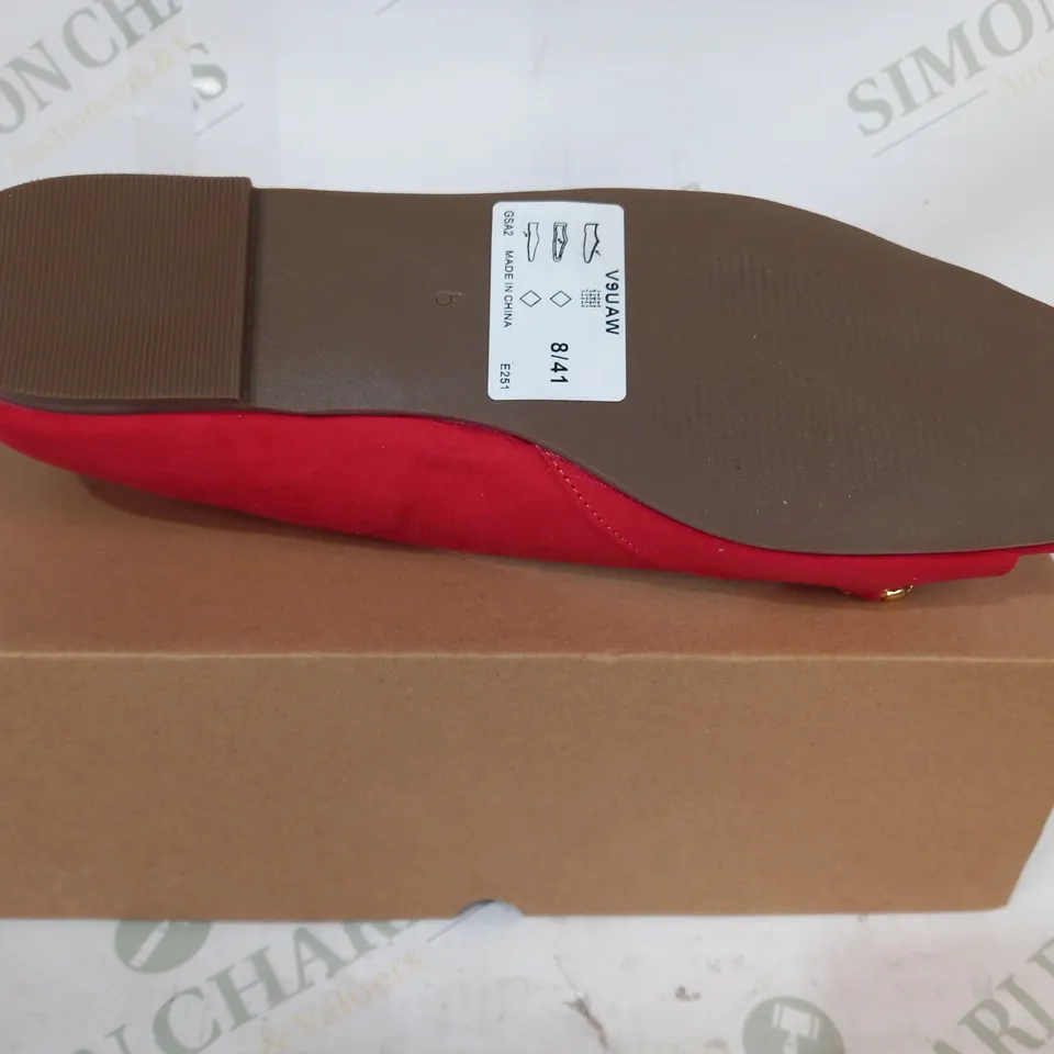 BOXED PAIR OF BY V BY VERY OPEN TOE FLAT SHOES IN RED W. GOLD EFFECT CHAIN EU SIZE 41