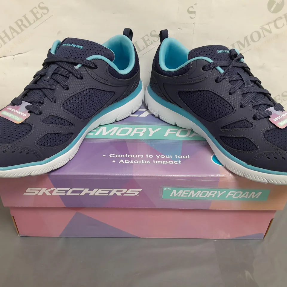 BOXED PAIR OF SKECHERS MEMORY FOAM TRAINERS IN NAVY UK SIZE 6