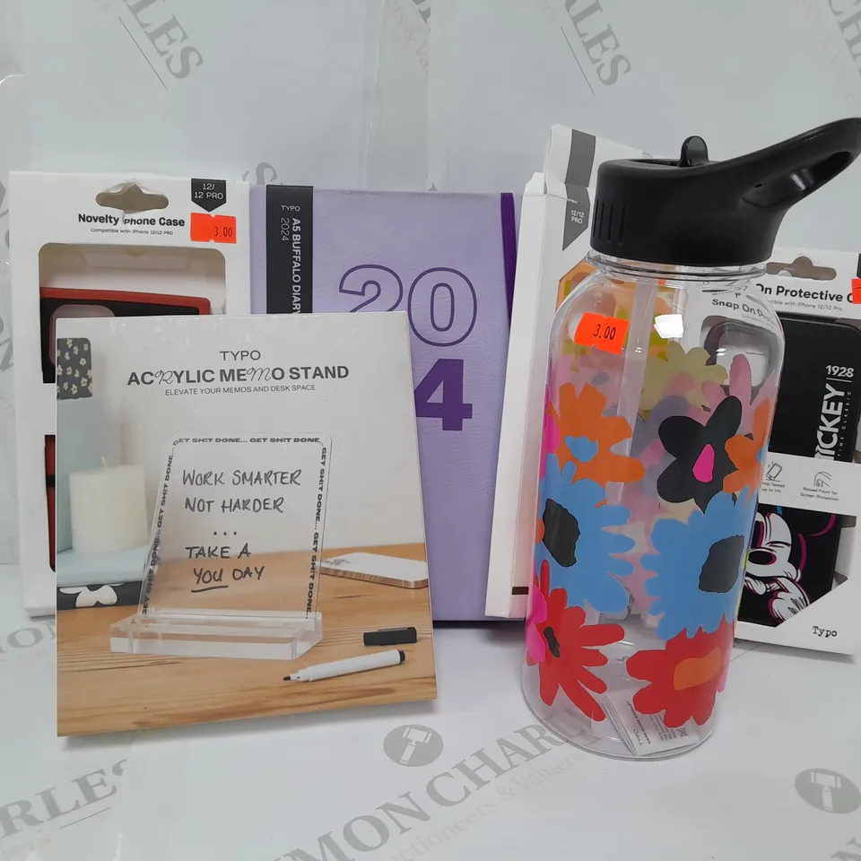 APPROXIMATELY 15 ASSORTED TYPO PRODUCTS TO INCLUDE THE SIMPSONS KWIK E MART MINI VENDING MACHINE, THE GRINCH ORNAMENT SET, METAL SMOOTHIE CUP, ACRYLIC MEMO STAND