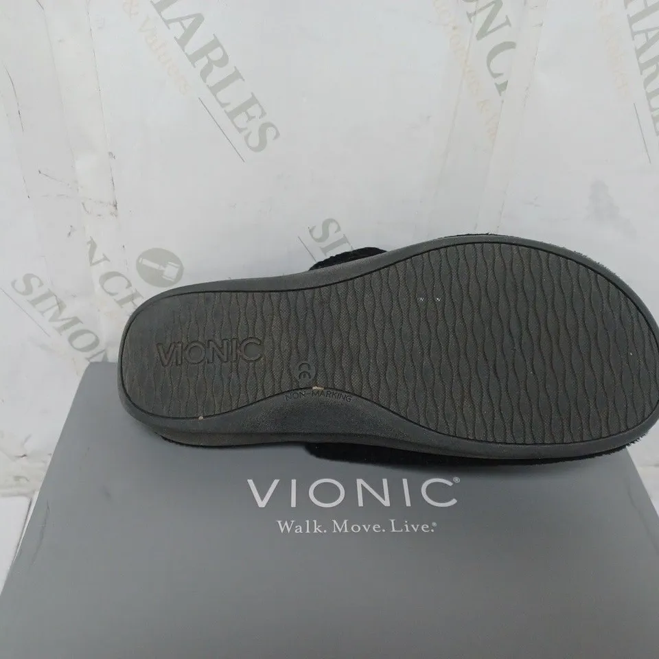 BOXED PAIR OF VIONIC TERRY SLIPPERS IN BLACK SIZE 6