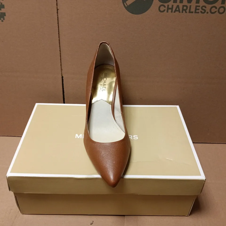 BOXED PAIR OF MICHAEL KORS POINTED HEELS IN BROWN - SIZE 8M