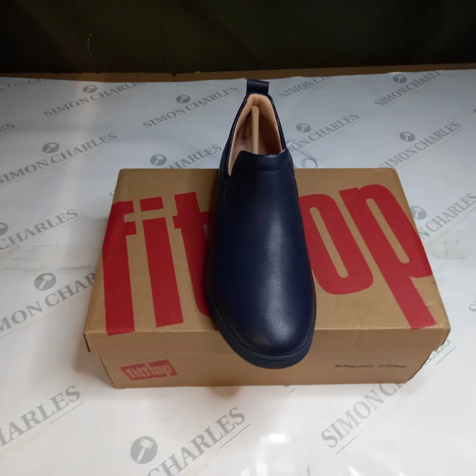 BOXED PAIR OF FIRFLOPS RALLY LEATHER SLIP-ON TRAINERS IN MIDNIGHT NAVY - UK 4