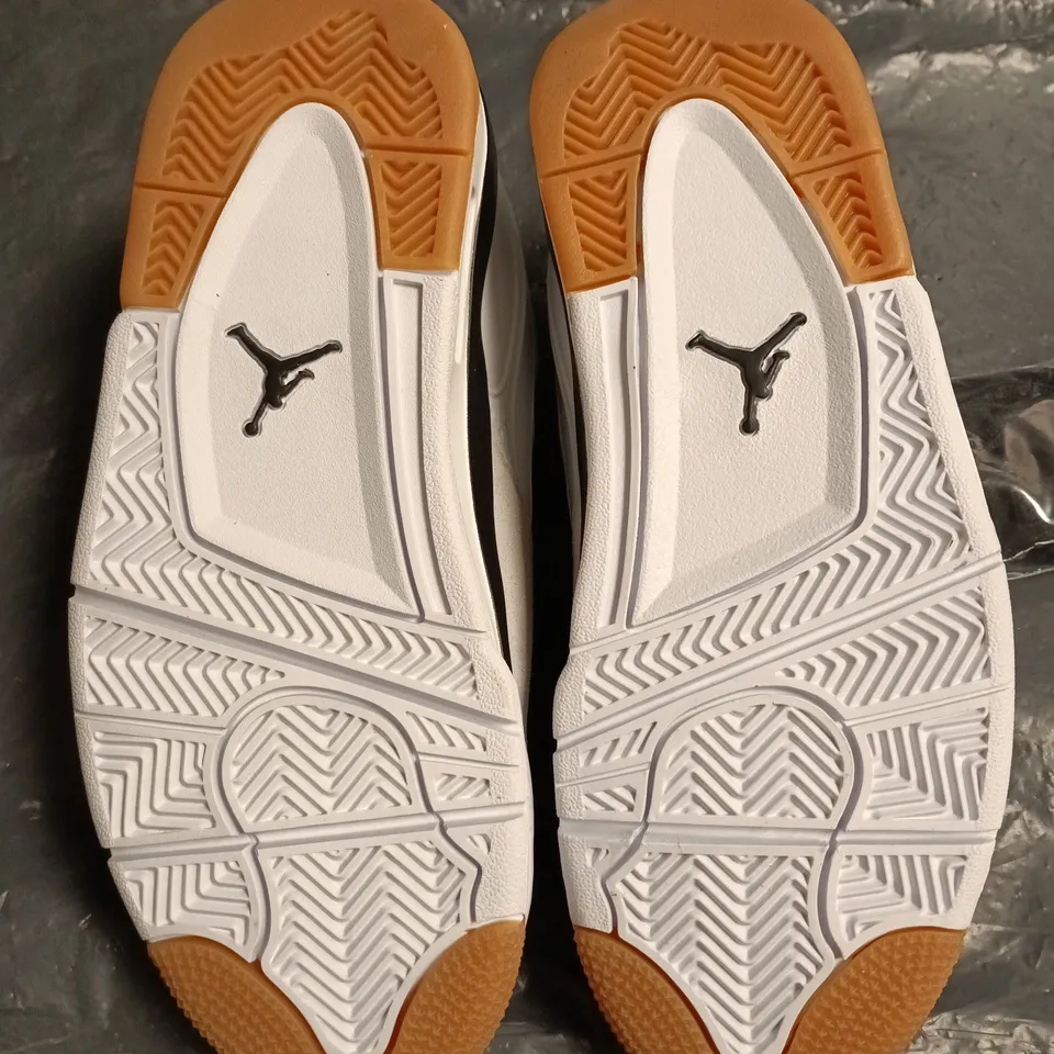 UNBOXED PAIR OF NKE YOUTH WHITE TRAINERS - UK 4.5