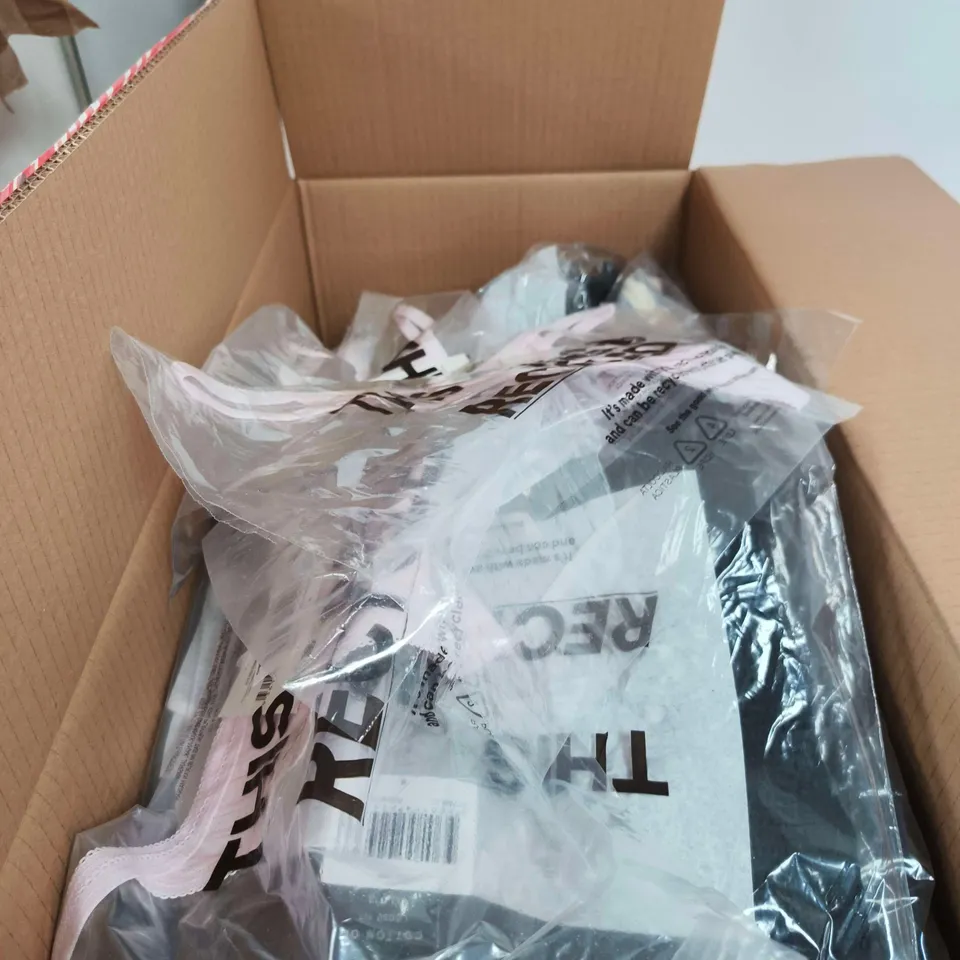 BOX OF APPROXIMATELY 15 ASSORTED CLOTHING ITEMS TO INCLUDE SARA BUTTON CARDIGAN, GARAGE JACKET XL ETC