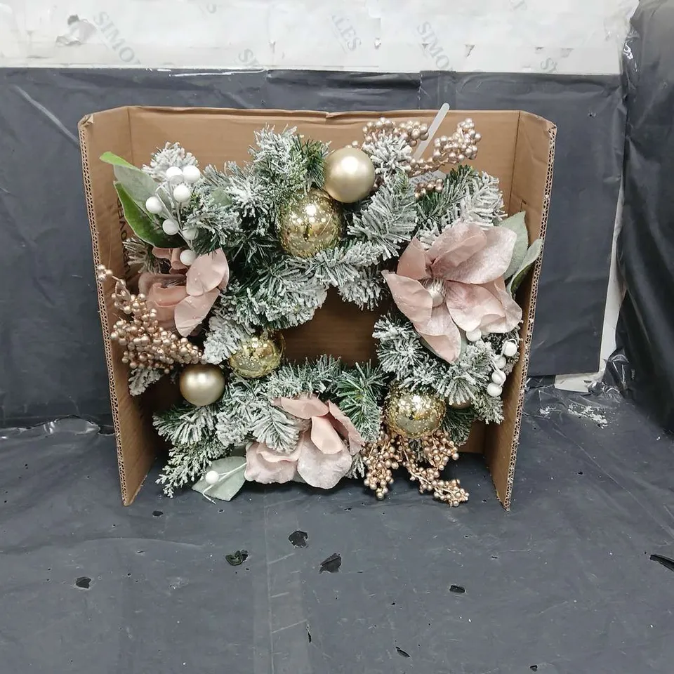 WINTER ROSE LIT CHRISTMAS WREATH RRP £35.99