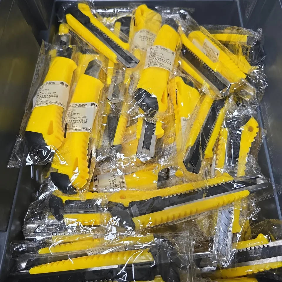 TOTE OF APPROXIMATELY 20 PROKSTOOLS KNIVES