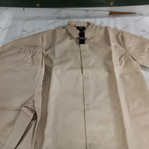 BOOHOO MAN SHORT SLEEVE PU OVERSHIRT AND CARGO SHORT IN BEIGE - M
