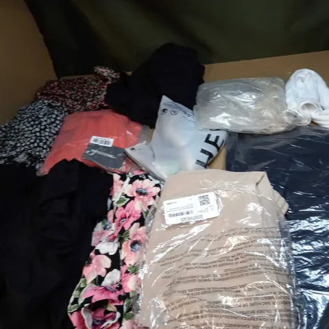LOT OF A SIGNIFICANT QUANTITY OF ASSORTED CLOTHING AND ACCESSORIES TO INCLUDE; T-SHIRTS, JUMPERS ETC