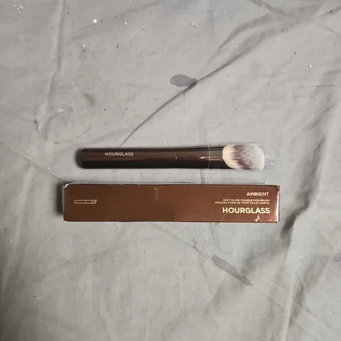 HOURGLASS AMBIENT SOFT GLOW FOUNDATION BRUSH β BOXED