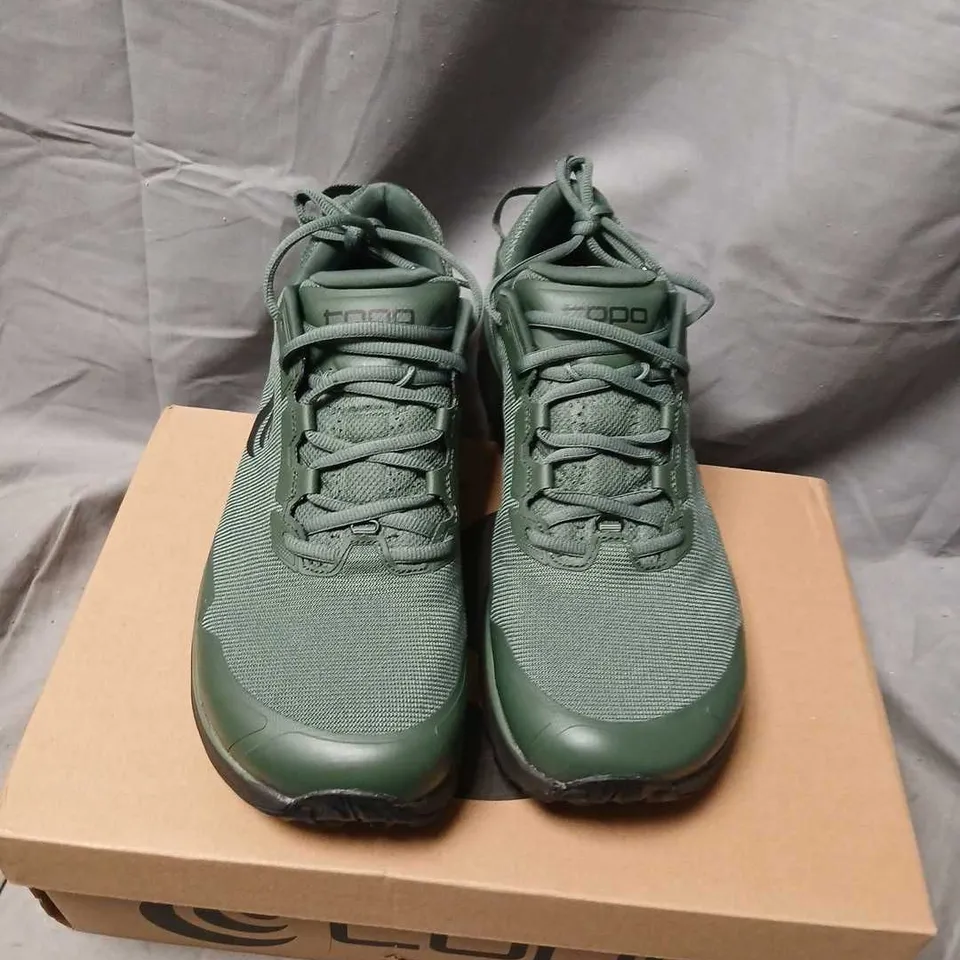 TOPO ATHLETIC TRAVERSE MEN'S RUNNING SHOES – DARK GREEN/CHARCOAL, UK 9 (US 10) 