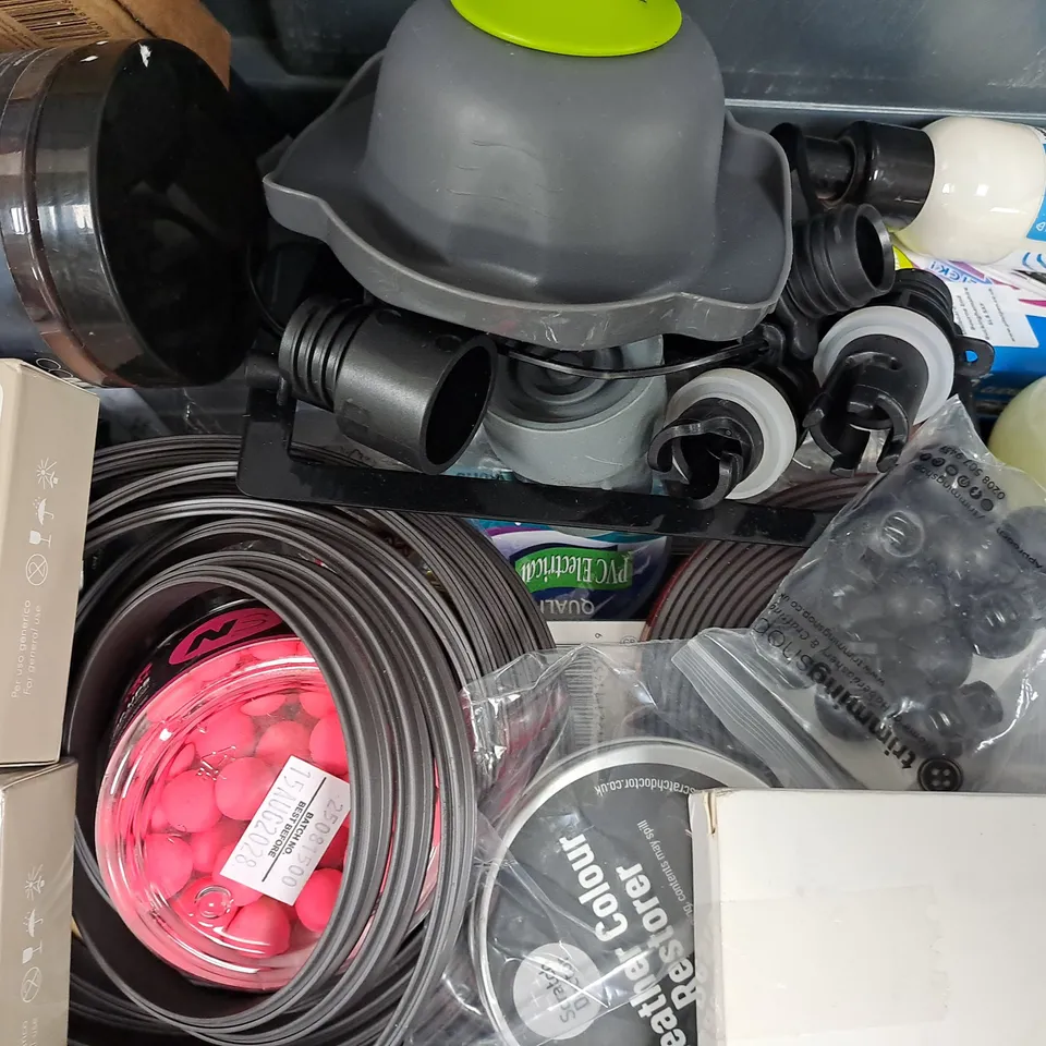 APPROXIMATELY 10 ASSORTED HOUSEHOLD ITEMS TO INCLUDE COMMAND DECORATING CLIPS, PILOT ROLLER BALL PENS, ETC