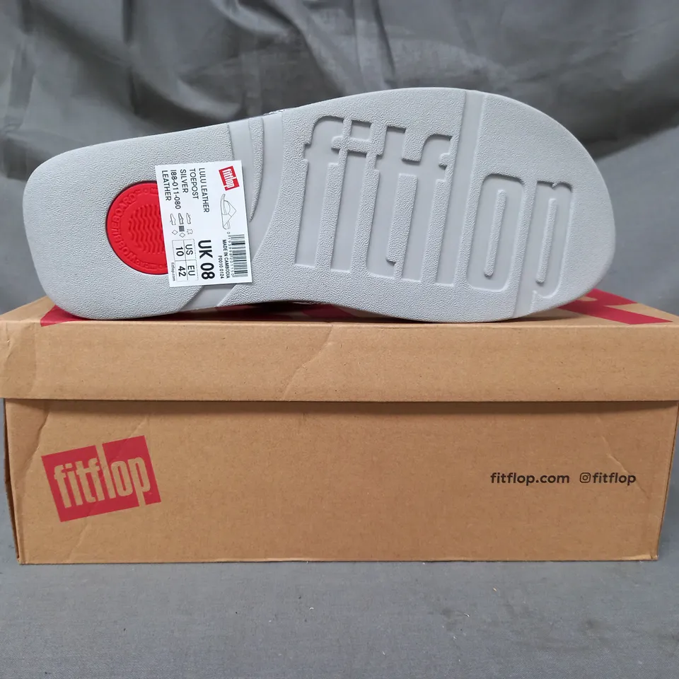 BOXED PAIR OF FITFLOP LULU LEATHER TOE-POST SANDALS IN METALLIC SILVER UK SIZE 8
