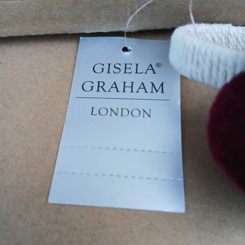 APPROXIMATELY 24 GISELA GRAHAM VELVET FLOWER NAPKIN RING, BURGUNDY – LONDON