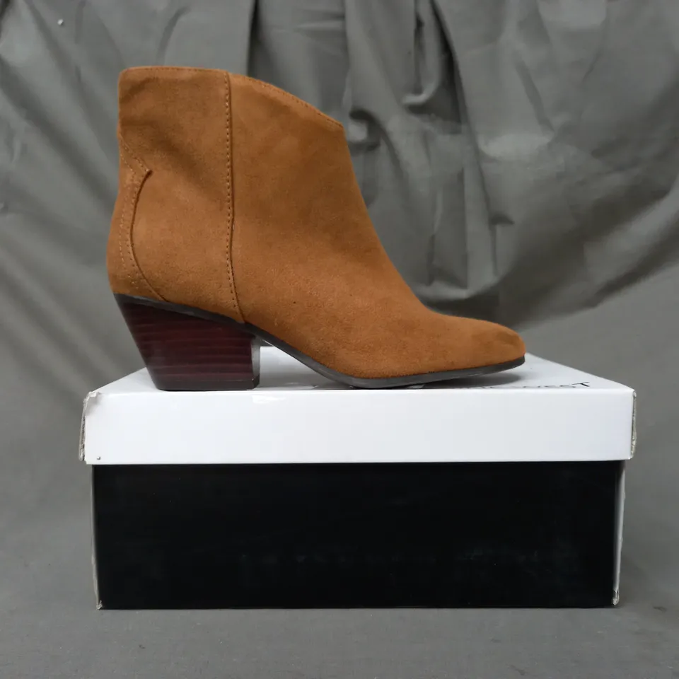 BOXED PAIR OF NINE WEST TRISTIN SUEDETTE ANKLE BOOTS IN BROWN SIZE 5